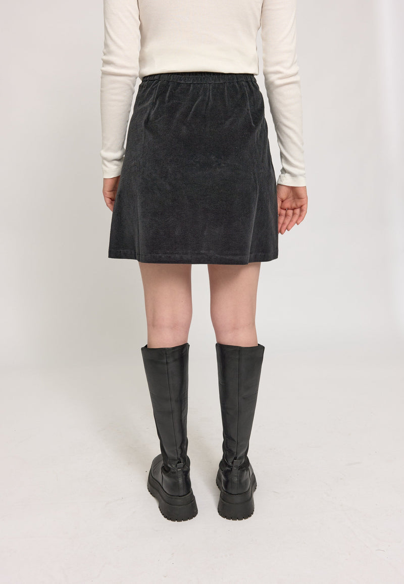 Amber ist 1,74 und trägt Größe S