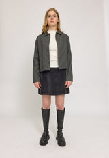 Amber ist 1,74 und trägt Größe S