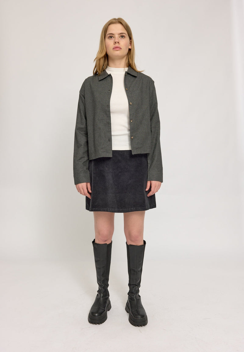 Amber ist 1,74 und trägt Größe S