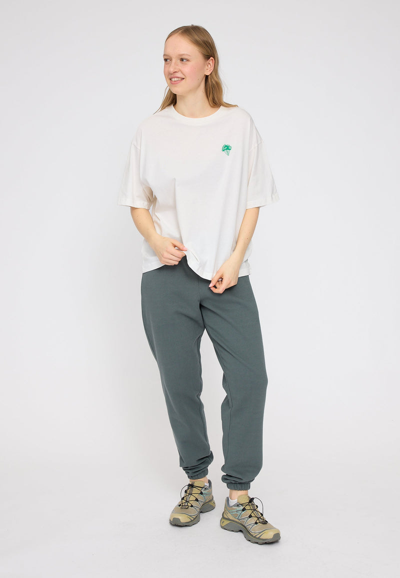 Julia ist 1,78 und trägt Größe S