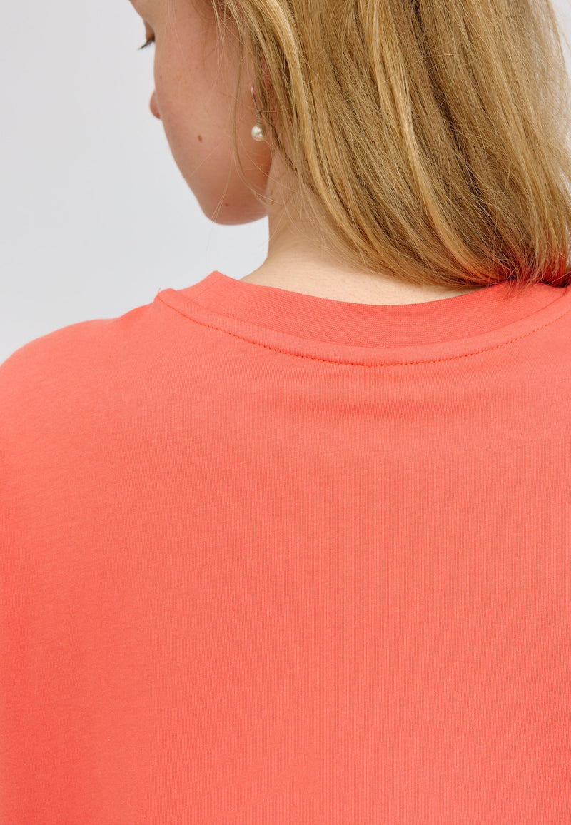 Julia ist 1,78 und trägt Größe S