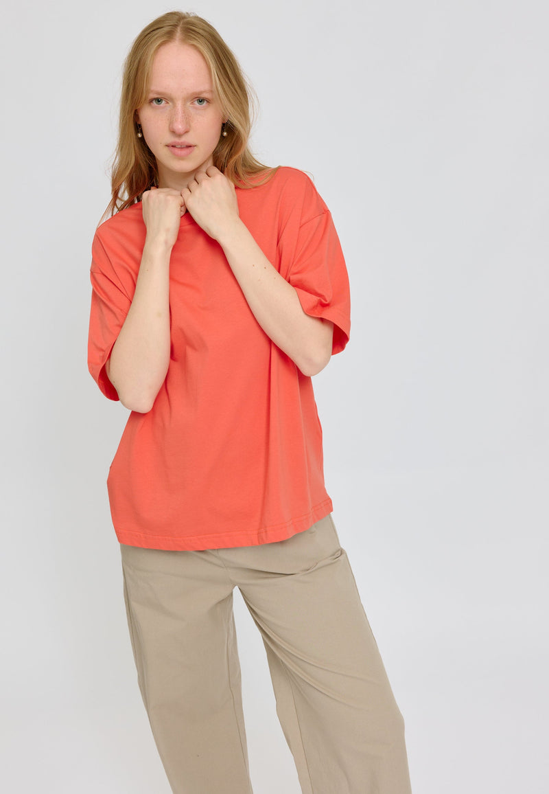 Julia ist 1,78 und trägt Größe S