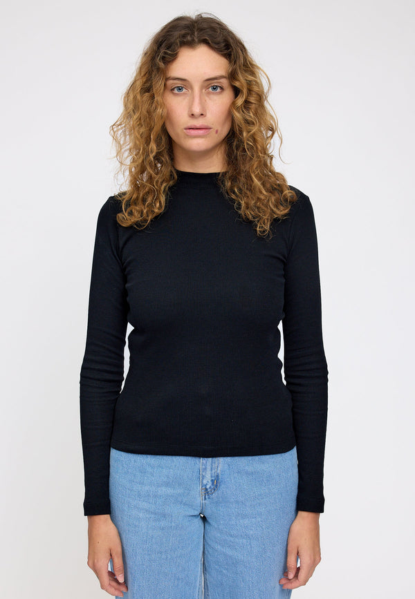 Angelique ist 1,75 und trägt Größe S