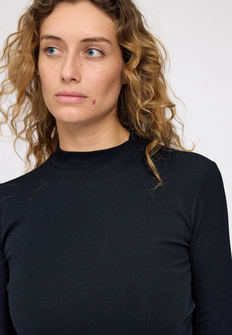 Angelique ist 1,75 und trägt Größe S