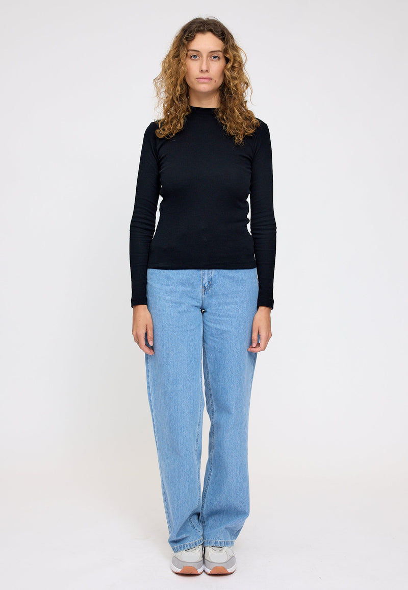 Angelique ist 1,75 und trägt Größe S