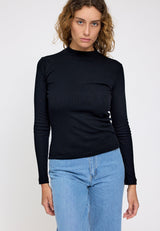 Angelique ist 1,75 und trägt Größe S