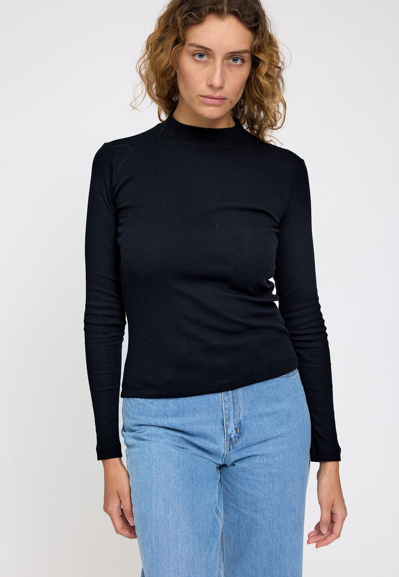 Angelique ist 1,75 und trägt Größe S