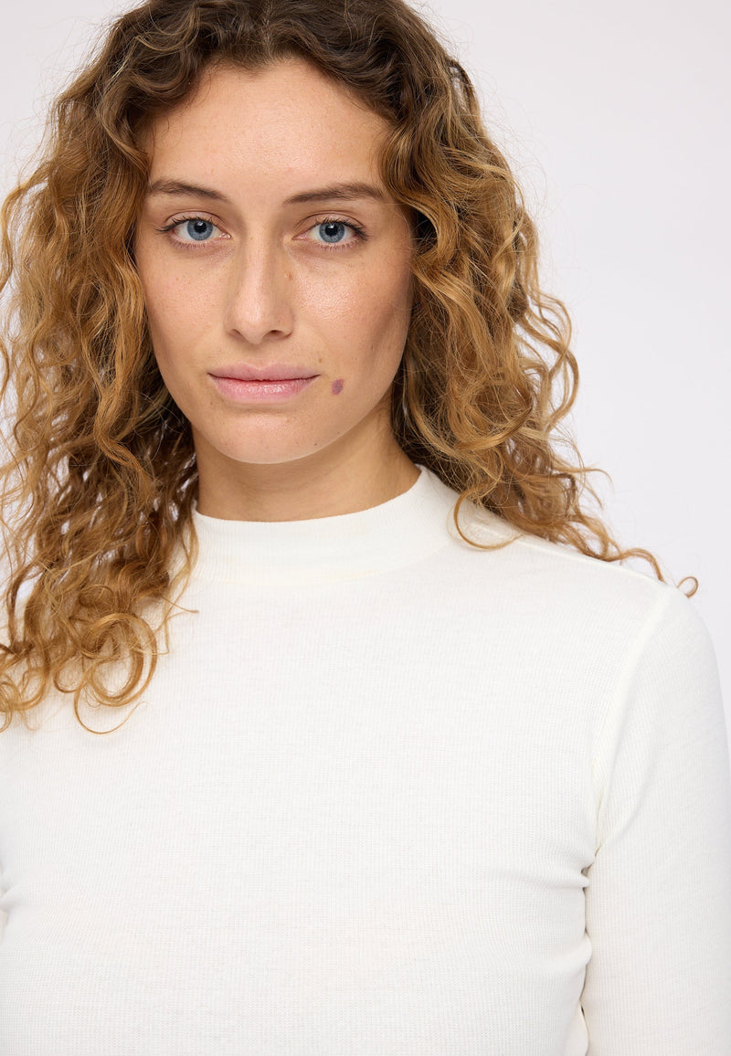 Angelique ist 1,75 und trägt Größe S