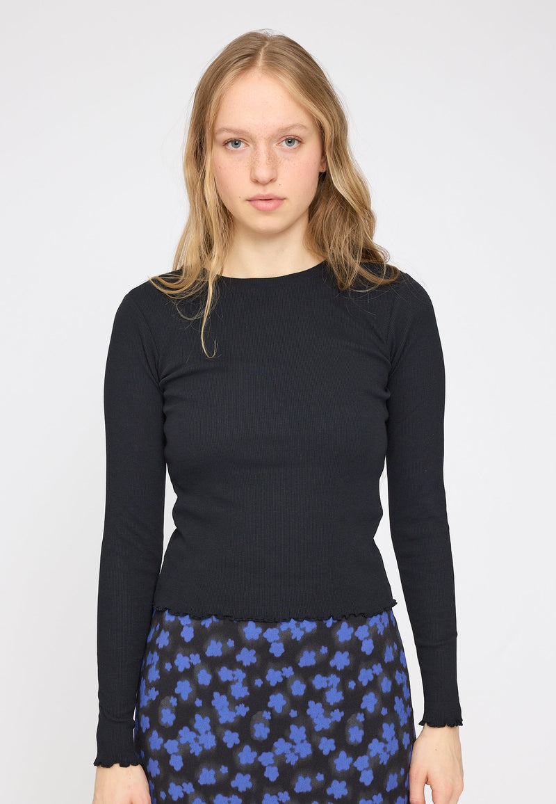 Julia ist 1,78 und trägt Größe S