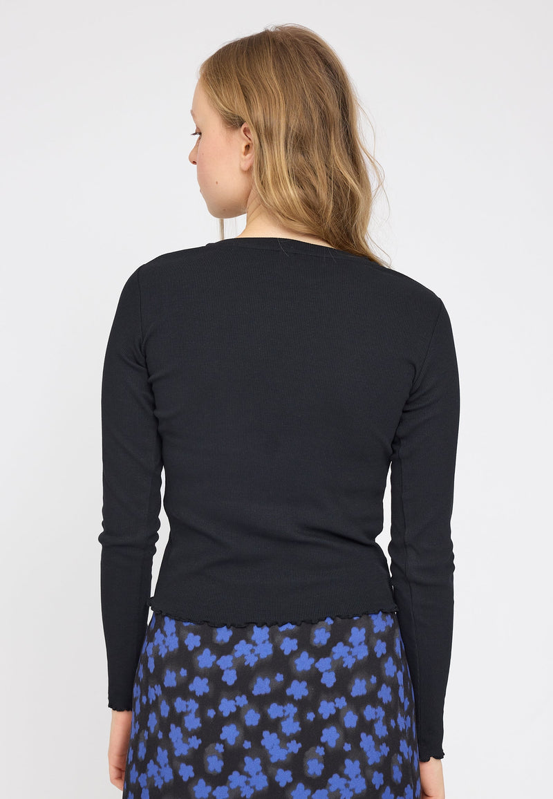 Julia ist 1,78 und trägt Größe S