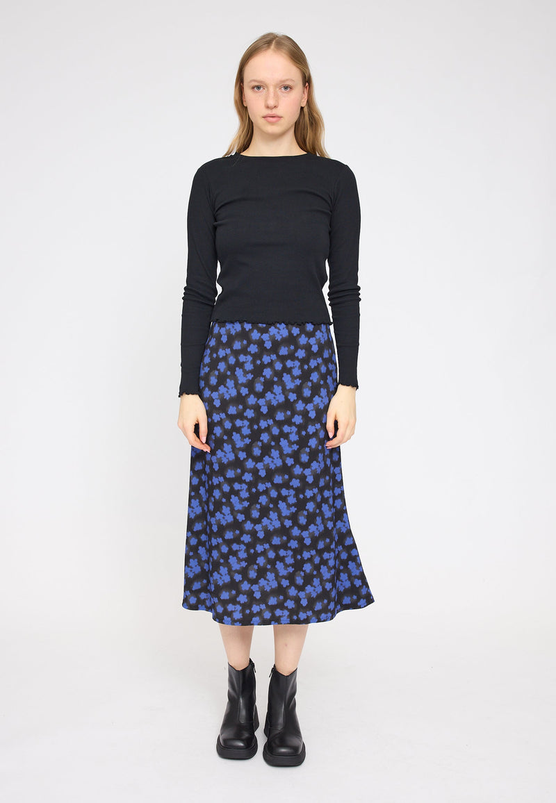 Julia ist 1,78 und trägt Größe S