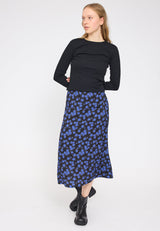 Julia ist 1,78 und trägt Größe S