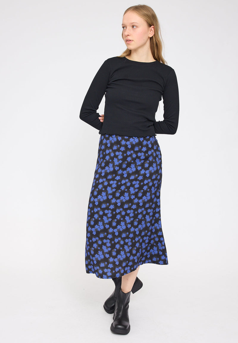 Julia ist 1,78 und trägt Größe S