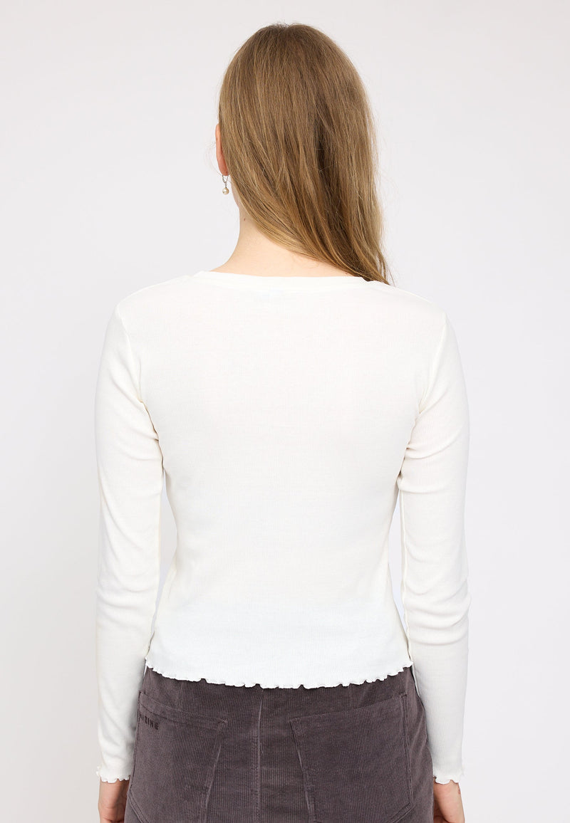 Julia ist 1,78 und trägt Größe S