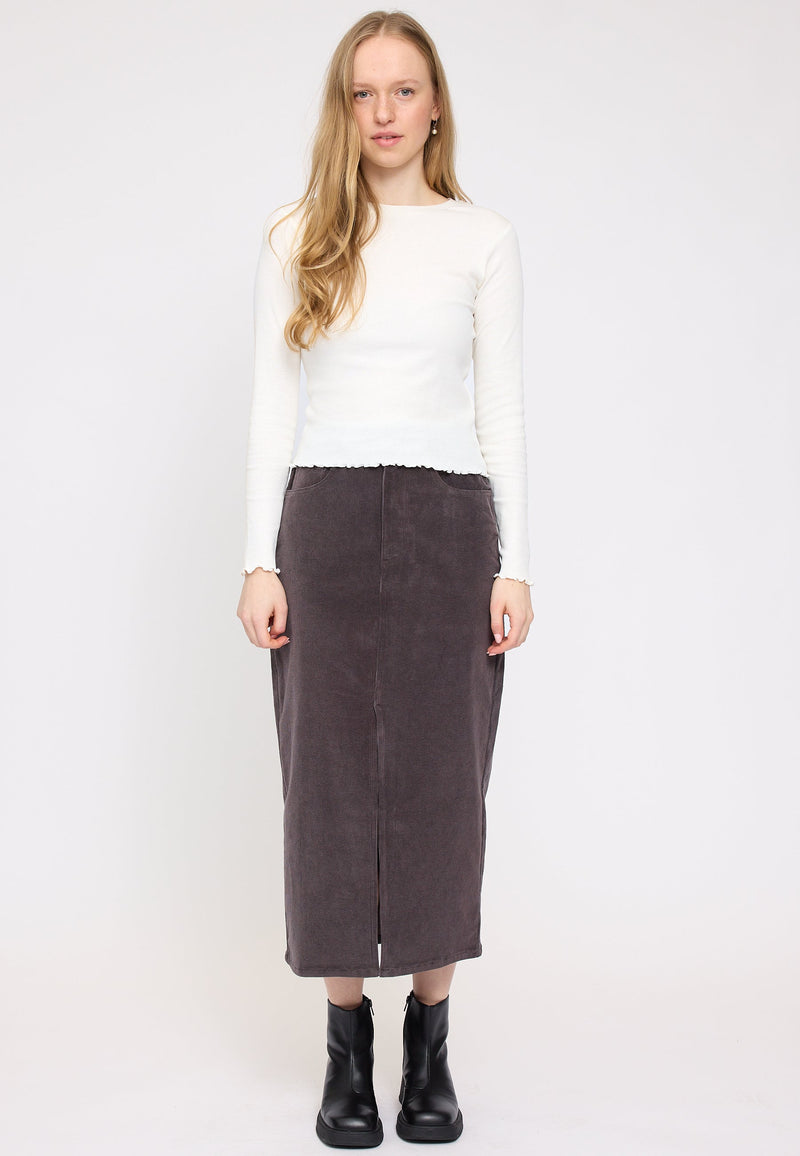 Julia ist 1,78 und trägt Größe S