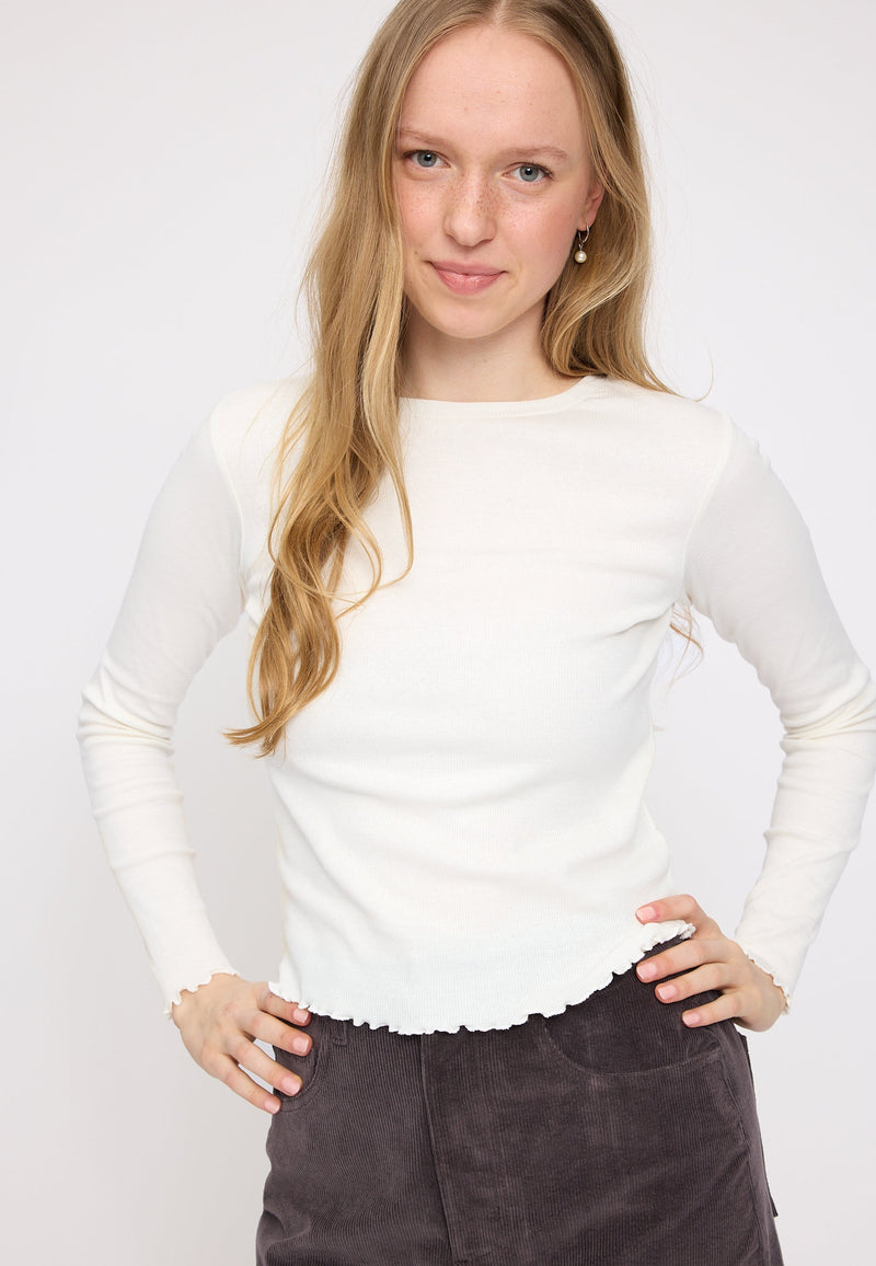 Julia ist 1,78 und trägt Größe S