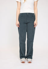 Julia ist 1,78 und trägt Größe S