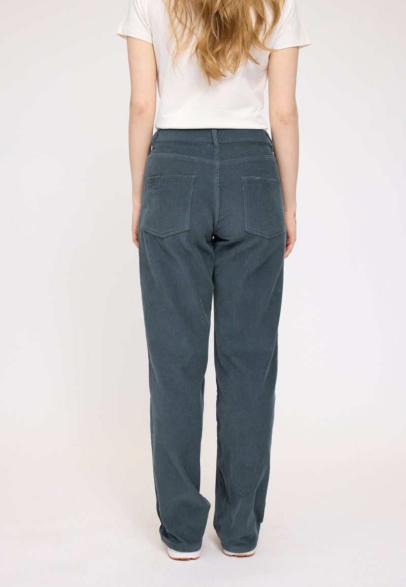 Julia ist 1,78 und trägt Größe S