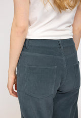 Julia ist 1,78 und trägt Größe S