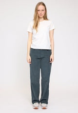 Julia ist 1,78 und trägt Größe S