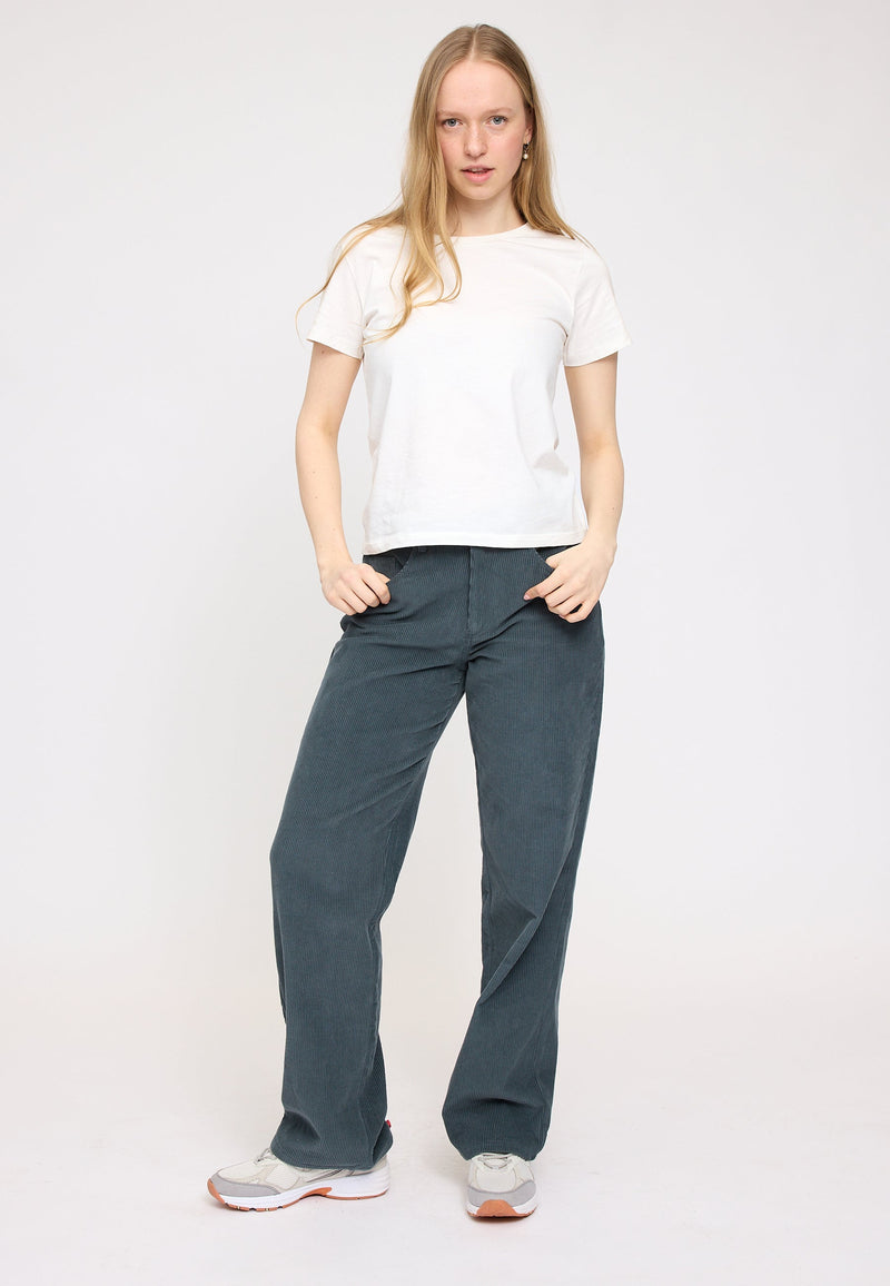 Julia ist 1,78 und trägt Größe S