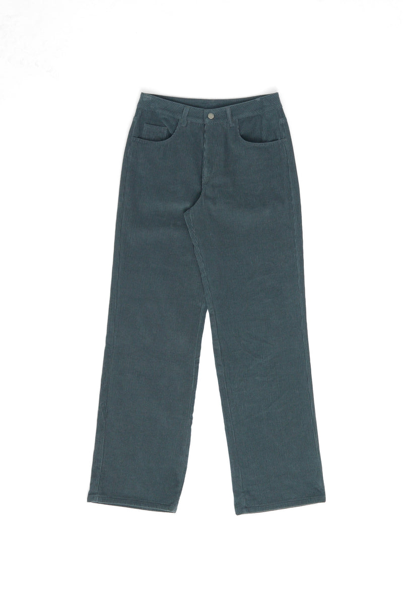 Julia ist 1,78 und trägt Größe S