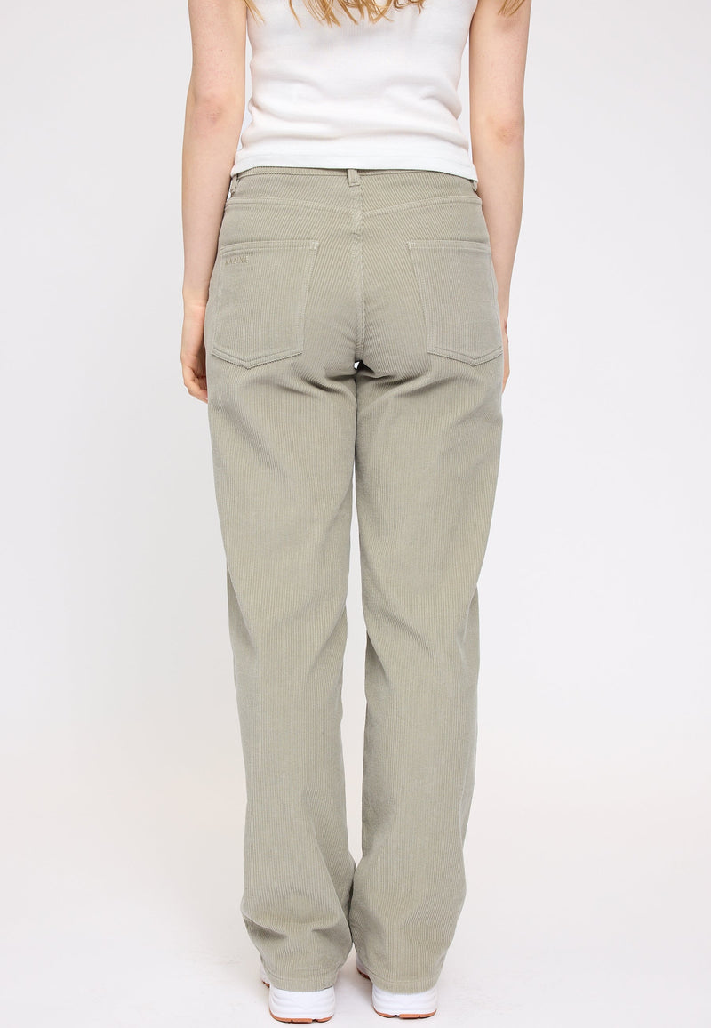 Julia ist 1,78 und trägt Größe S