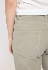 Julia ist 1,78 und trägt Größe S