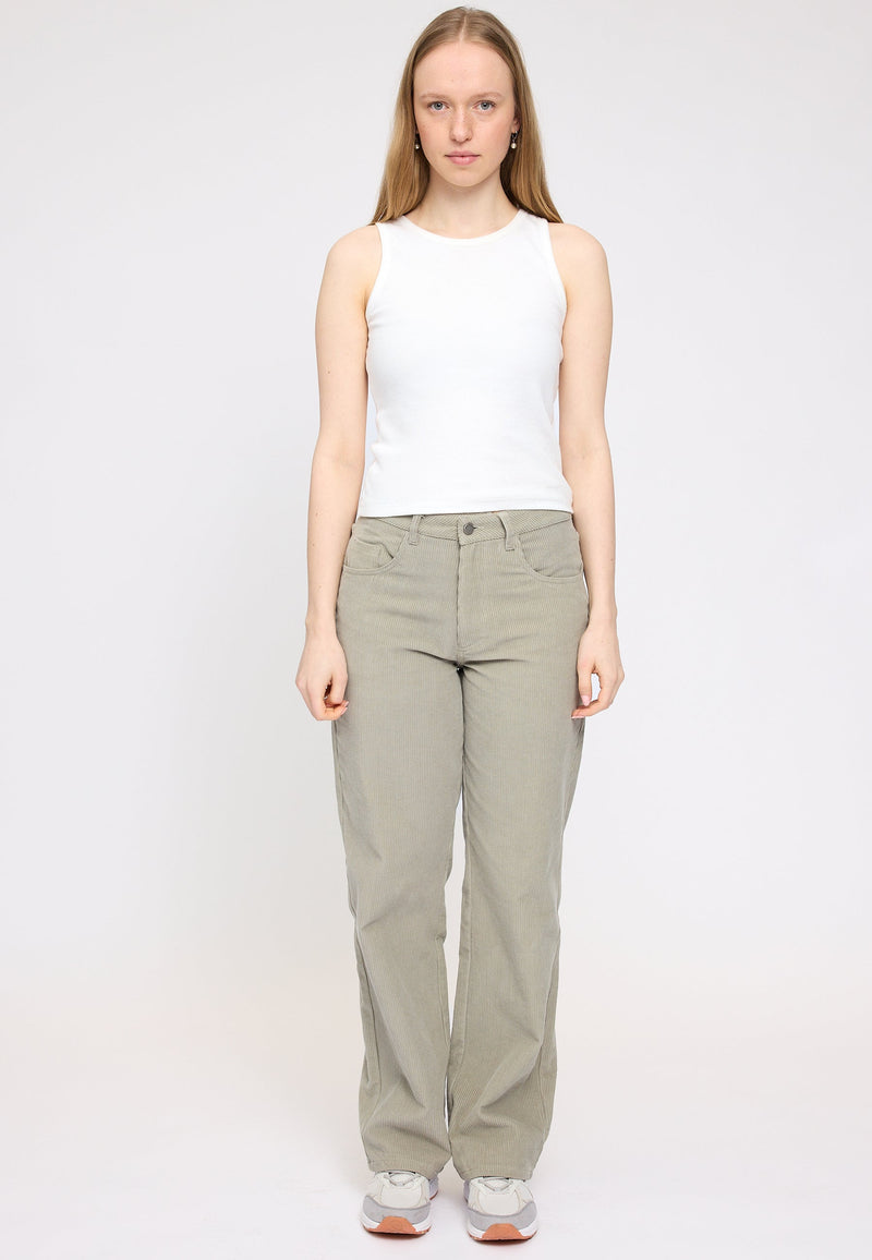 Julia ist 1,78 und trägt Größe S