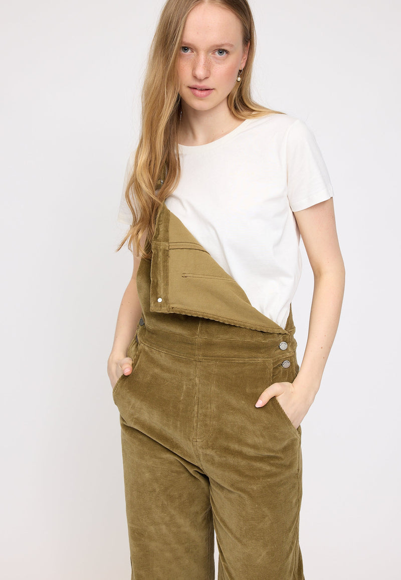 Julia ist 1,78 und trägt Größe S