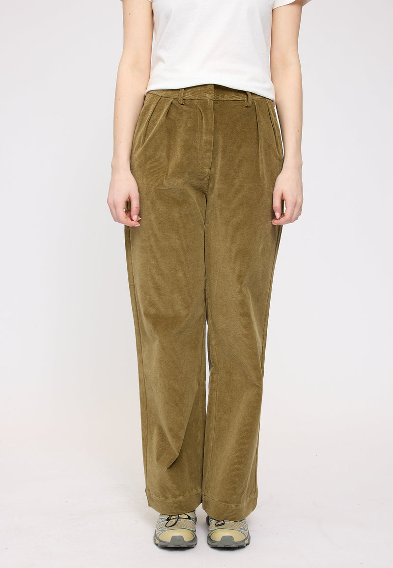 Julia ist 1,78 und trägt Größe S