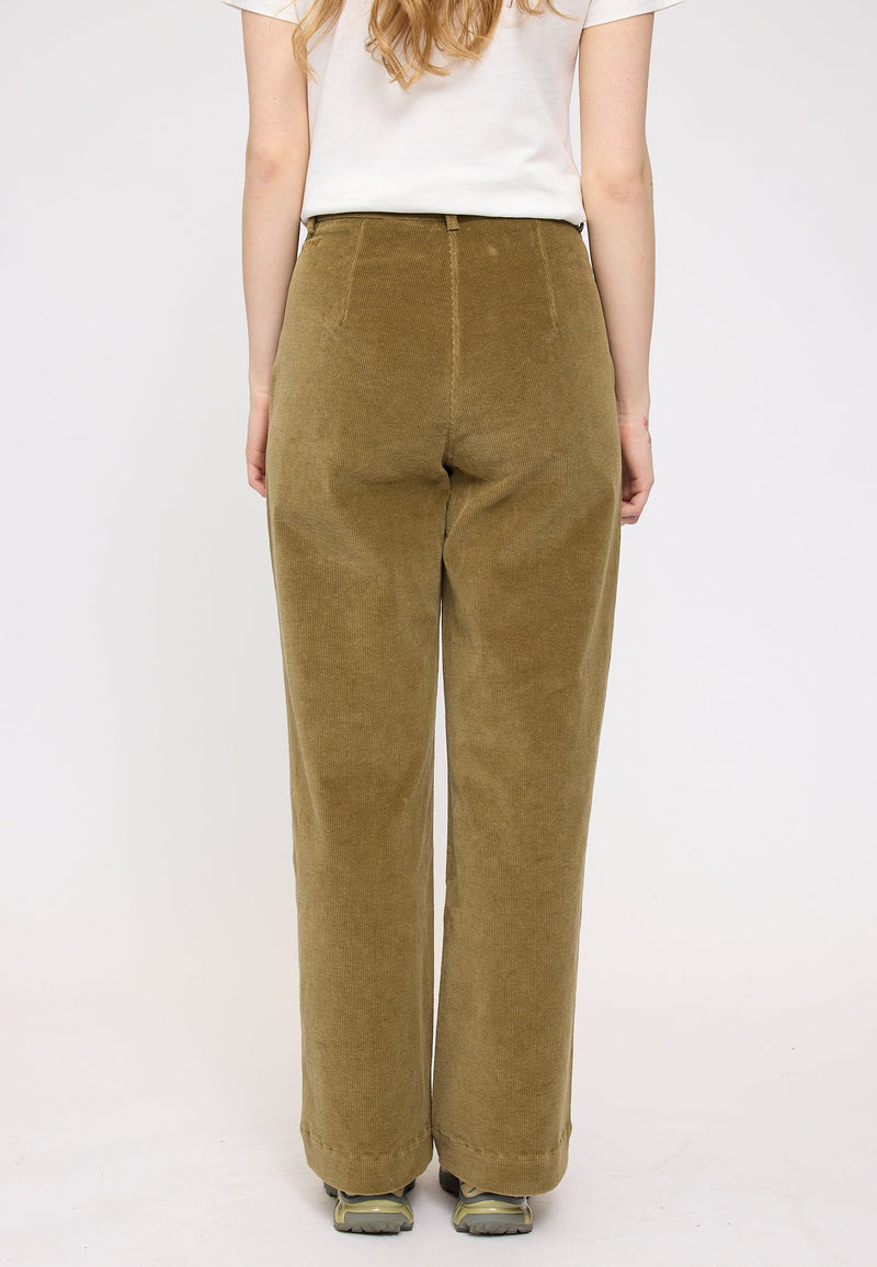 Julia ist 1,78 und trägt Größe S