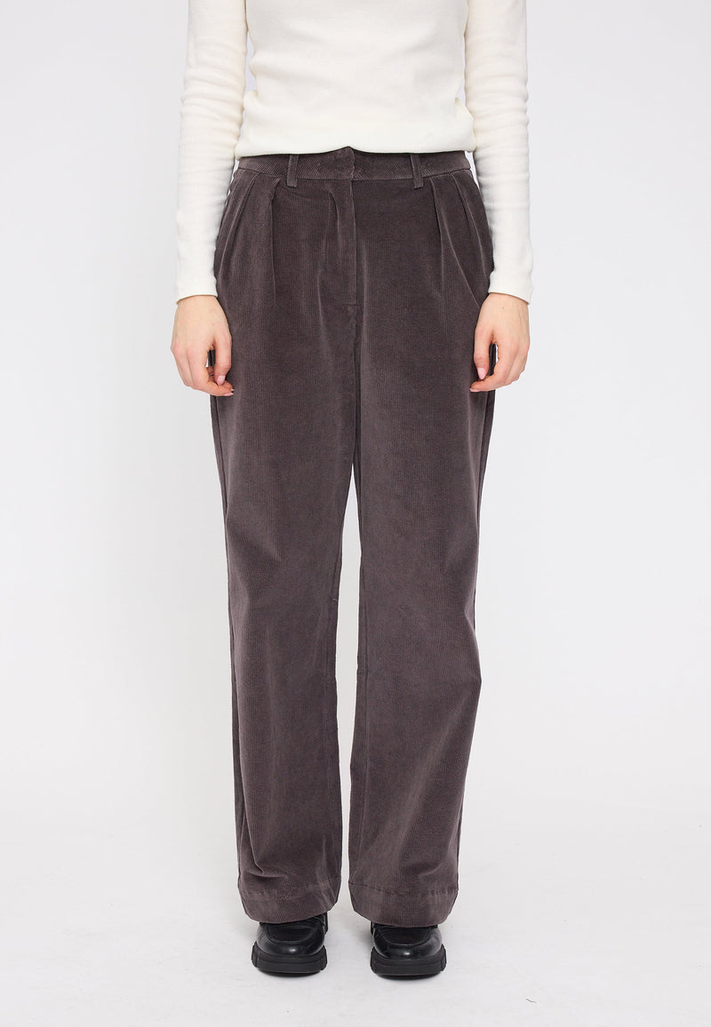 Julia ist 1,78 und trägt Größe S