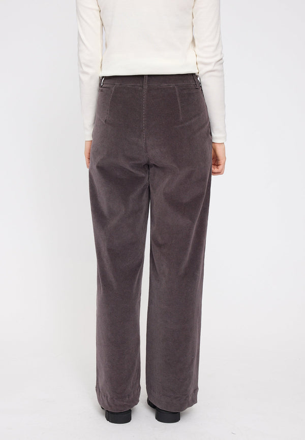 Julia ist 1,78 und trägt Größe S