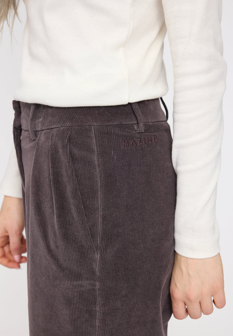 Julia ist 1,78 und trägt Größe S