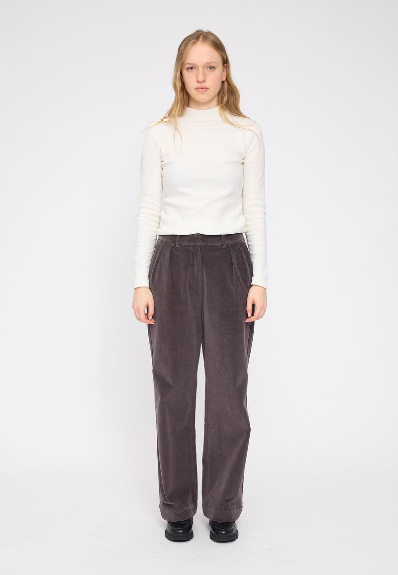 Julia ist 1,78 und trägt Größe S