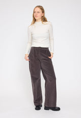 Julia ist 1,78 und trägt Größe S