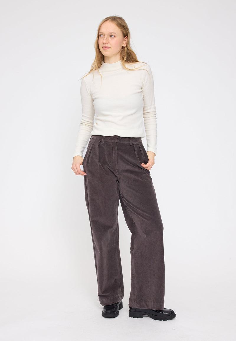 Julia ist 1,78 und trägt Größe S