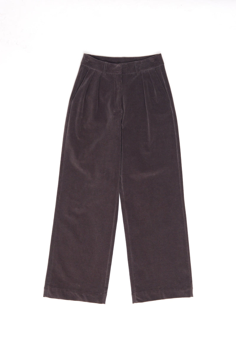 Julia ist 1,78 und trägt Größe S