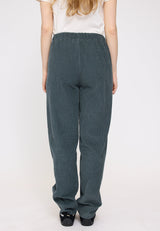 Julia ist 1,78 und trägt Größe S