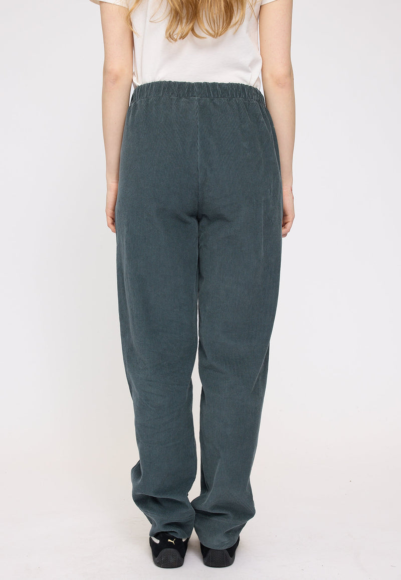 Julia ist 1,78 und trägt Größe S