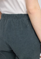 Julia ist 1,78 und trägt Größe S