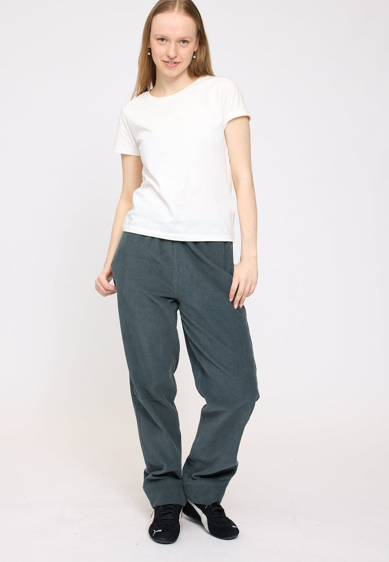 Julia ist 1,78 und trägt Größe S