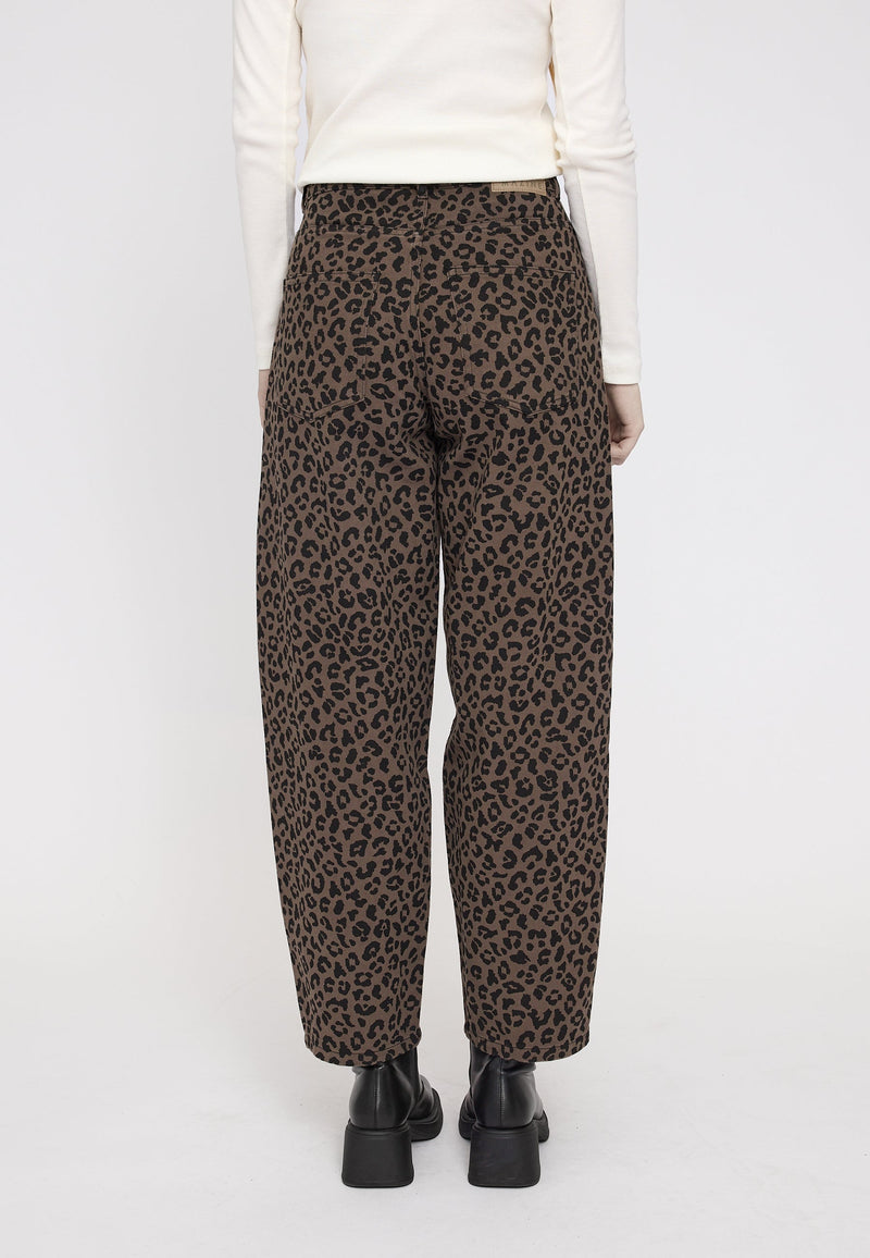 Julia ist 1,78 und trägt Größe S