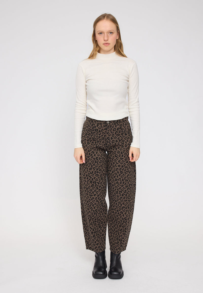 Julia ist 1,78 und trägt Größe S