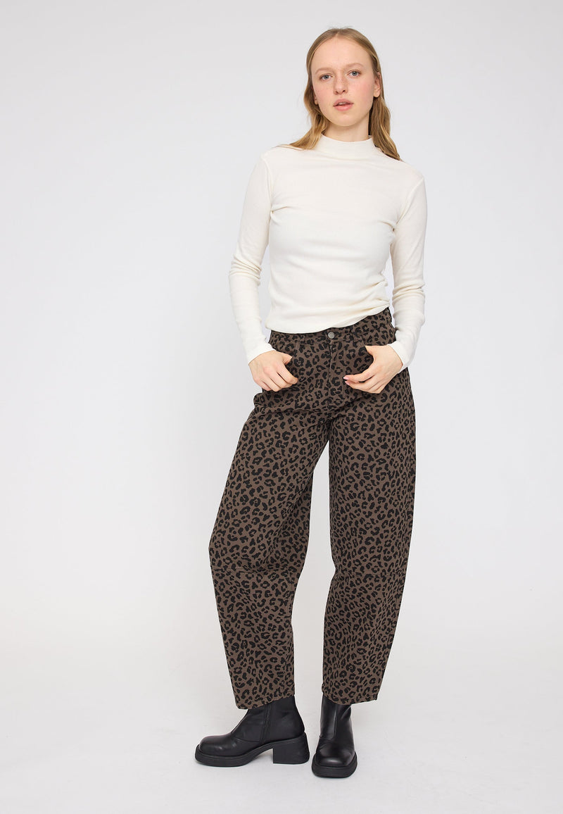 Julia ist 1,78 und trägt Größe S