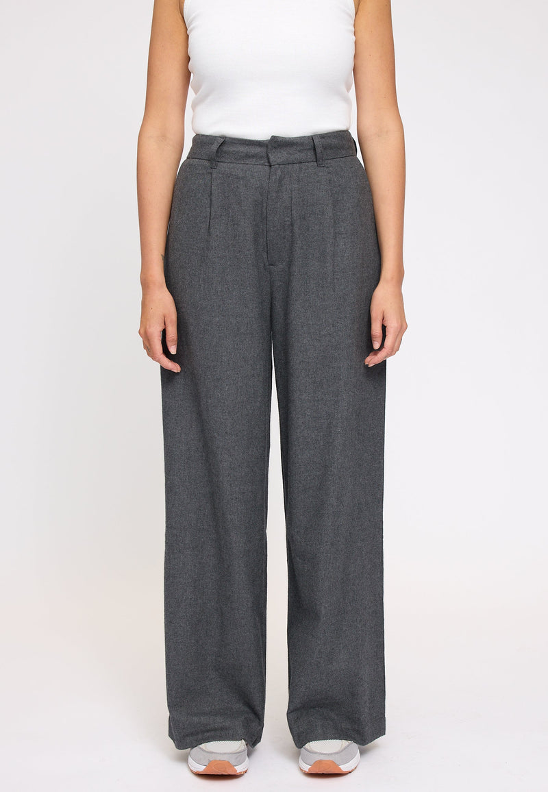 Angelique ist 1,75 und trägt Größe S