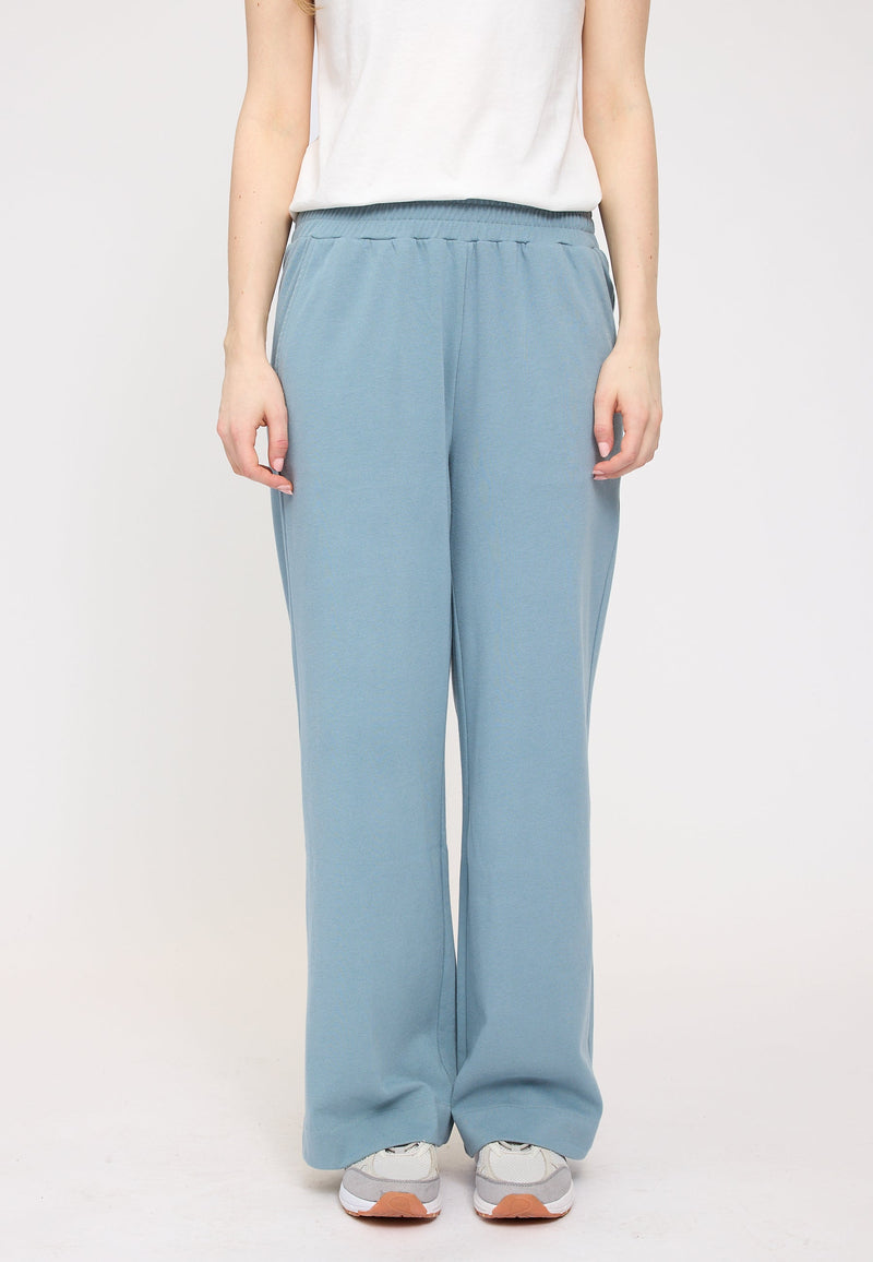 Julia ist 1,78 und trägt Größe S