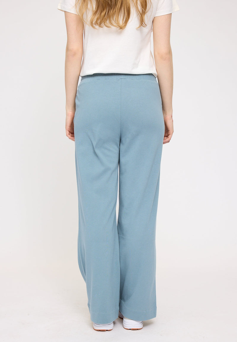 Julia ist 1,78 und trägt Größe S