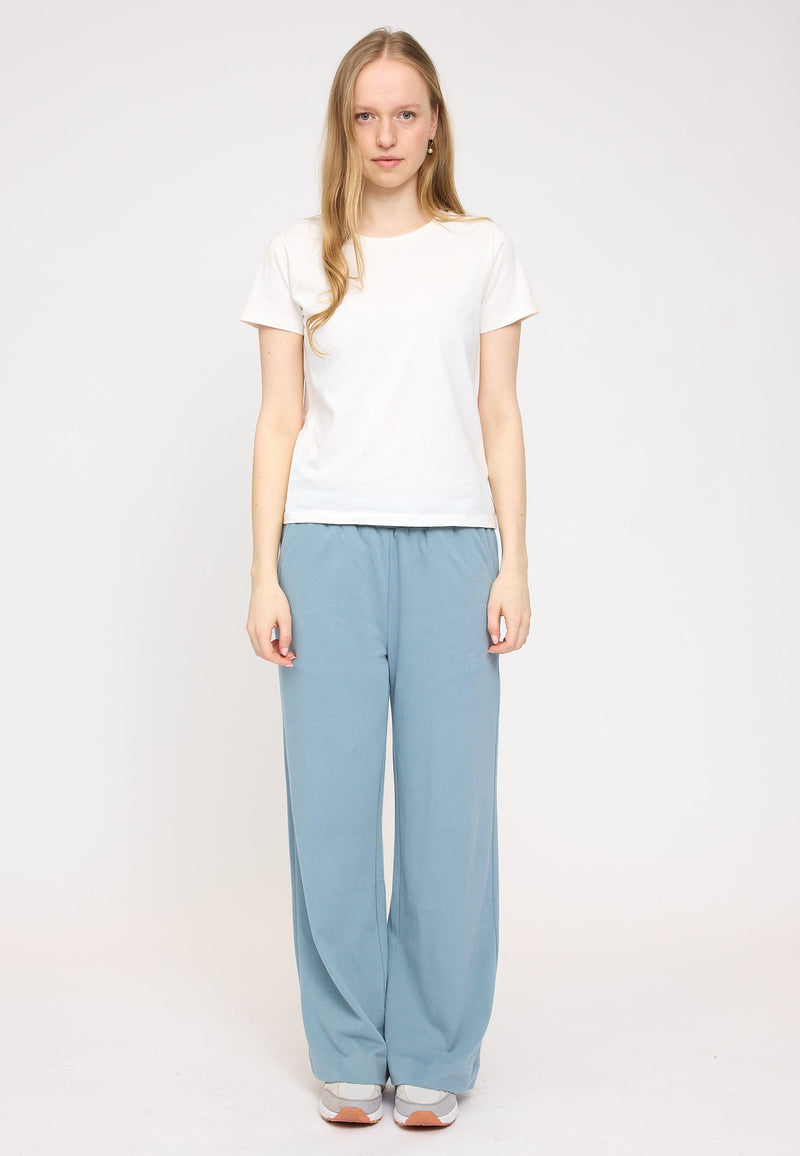 Julia ist 1,78 und trägt Größe S